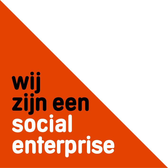 Logo-Wij-zijn-een-social-enterprise-rode-achtergrond-met-zwarte-en-witte-tekst